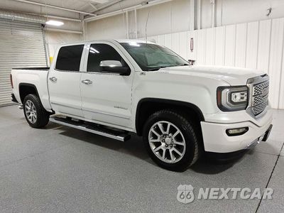 Czwarte zdjęcie samochodu z boku: 2018 GMC SIERRA K1500 DENALI VIN:3GTU2PEJXJG457028 - miniatura