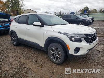 Czwarte zdjęcie samochodu z boku: 2025 KIA SELTOS LX VIN:KNDEPCAA4S7685690 - miniatura