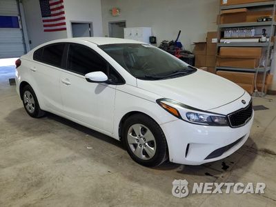 Czwarte zdjęcie samochodu z boku: 2018 KIA FORTE LX VIN:3KPFK4A76JE231713 - miniatura