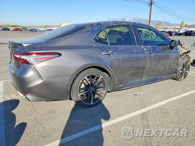 Trzecie zdjęcie samochodu z tyłu: 2018 TOYOTA CAMRY XSE VIN:4T1B61HK8JU501906 - miniatura