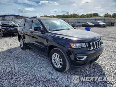 Czwarte zdjęcie samochodu z boku: 2018 JEEP GRAND CHEROKEE LAREDO VIN:1C4RJEAG0JC412464 - miniatura
