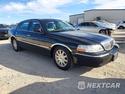 Czwarte zdjęcie samochodu z boku: 2011 LINCOLN TOWN CAR SIGNATURE LIMITED VIN:2LNBL8CV1BX764624 - miniatura