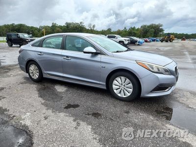 Czwarte zdjęcie samochodu z boku: 2016 HYUNDAI SONATA HYBRID SE VIN:KMHE24L13GA010615 - miniatura