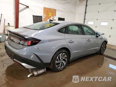Trzecie zdjęcie samochodu z tyłu: 2026 HYUNDAI SONATA HYBRID BLUE VIN:KMHL24JJ9TA179400 - miniatura