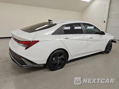 Trzecie zdjęcie samochodu z tyłu: 2026 HYUNDAI ELANTRA SE VIN:KMHLL4DG1TU100961 - miniatura