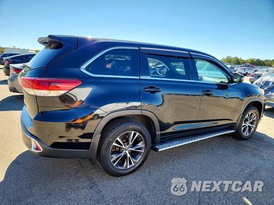 Trzecie zdjęcie samochodu z tyłu: 2018 TOYOTA HIGHLANDER LE VIN:5TDBZRFH1JS820862 - miniatura