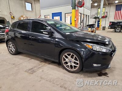 Czwarte zdjęcie samochodu z boku: 2015 FORD FOCUS SE VIN:1FADP3K22FL302769 - miniatura