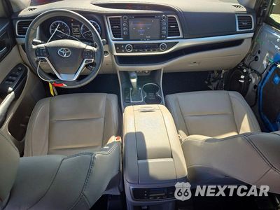 Zdjęcie 8 z 14 samochodu: 2017 TOYOTA HIGHLANDER XLE VIN:5TDKZRFH2HS524663 - miniatura