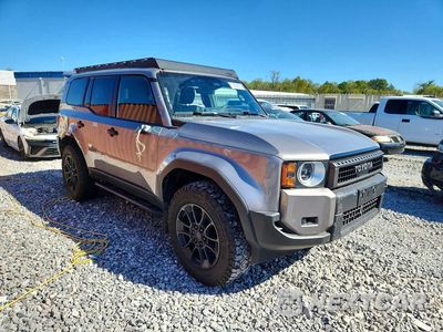 Czwarte zdjęcie samochodu z boku: 2024 TOYOTA LAND CRUISER FIRST EDITION VIN:JTEABFAJ5R5000970 - miniatura