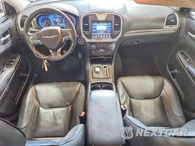 Zdjęcie 8 z 12 samochodu: 2016 CHRYSLER 300C VIN:2C3CCAKG9GH244258 - miniatura