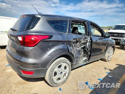 Trzecie zdjęcie samochodu z tyłu: 2019 FORD ESCAPE S VIN:1FMCU0F78KUB79546 - miniatura