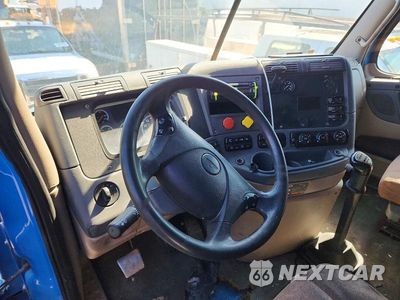Zdjęcie 8 z 13 samochodu: 2015 FREIGHTLINER CASCADIA SEMI TRUCK VIN:3AKJGLD58FSGD9995 - miniatura