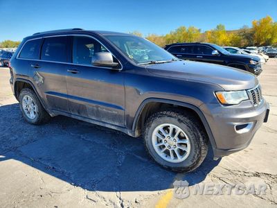 Czwarte zdjęcie samochodu z boku: 2019 JEEP GRAND CHEROKEE LAREDO VIN:1C4RJFAG3KC528071 - miniatura