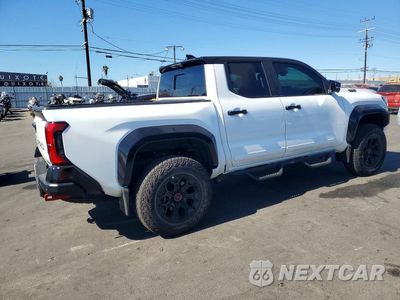Trzecie zdjęcie samochodu z tyłu: 2025 TOYOTA TACOMA TRD PRO HV VIN:3TYLC5LN9ST038145 - miniatura
