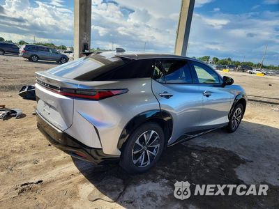 Trzecie zdjęcie samochodu z tyłu: 2024 LEXUS RZ 300E VIN:JTJABABB1RA003335 - miniatura