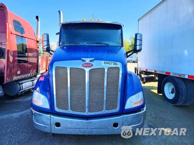 Piąte zdjęcie samochodu w środku: 2017 PETERBILT 579 SEMI TRUCK VIN:1XPBDP9X9HD420686 - miniatura
