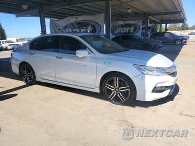 Czwarte zdjęcie samochodu z boku: 2017 HONDA ACCORD TOURING VIN:1HGCR3F99HA018000 - miniatura