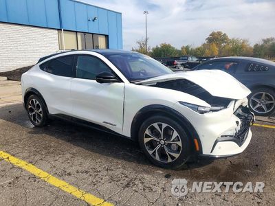 Czwarte zdjęcie samochodu z boku: 2022 FORD MUSTANG MACH-E PREMIUM VIN:3FMTK3SU9NMA27318 - miniatura