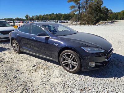 Czwarte zdjęcie samochodu z boku: 2014 TESLA MODEL S VIN:5YJSA1H10EFP55635 - miniatura