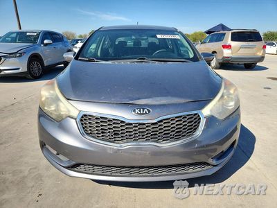 Piąte zdjęcie samochodu w środku: 2016 KIA FORTE LX VIN:KNAFK5A88G5584812 - miniatura