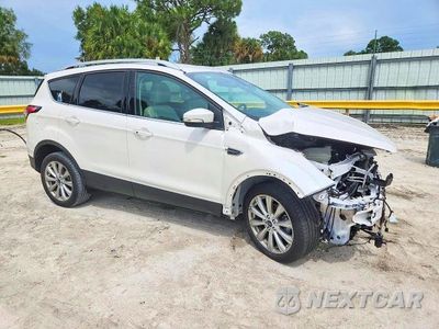 Czwarte zdjęcie samochodu z boku: 2017 FORD ESCAPE TITANIUM VIN:1FMCU0JD8HUB7423X - miniatura