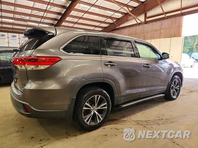 Trzecie zdjęcie samochodu z tyłu: 2019 TOYOTA HIGHLANDER LE VIN:5TDBZRFHXKS708529 - miniatura