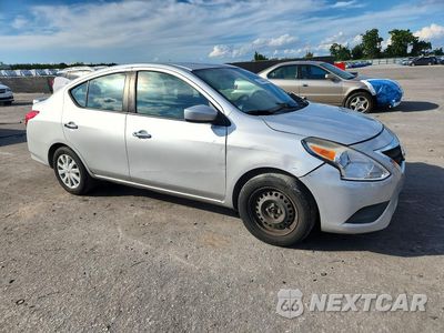 Czwarte zdjęcie samochodu z boku: 2017 NISSAN VERSA 1.6 SV VIN:3N1CN7AP1HK417671 - miniatura