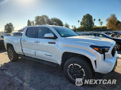 Czwarte zdjęcie samochodu z boku: 2026 TOYOTA TACOMA TRD SPORT VIN:3TYLB5FN2TT040545 - miniatura