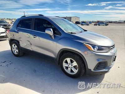 Czwarte zdjęcie samochodu z boku: 2020 CHEVROLET TRAX 1LT VIN:3GNCJLSB0LL232302 - miniatura