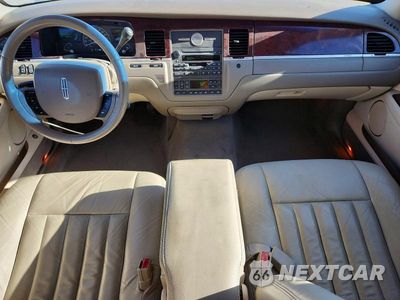 Zdjęcie 8 z 13 samochodu: 2005 LINCOLN TOWN CAR SIGNATURE VIN:1LNHM81W15Y624452 - miniatura