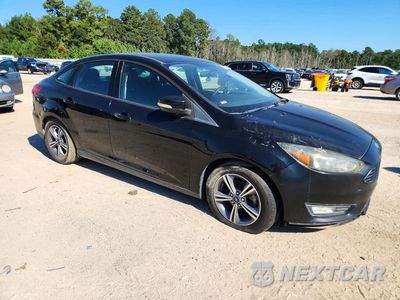 Czwarte zdjęcie samochodu z boku: 2017 FORD FOCUS SE VIN:1FADP3FEXHL256597 - miniatura