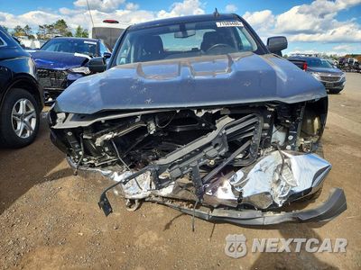 Piąte zdjęcie samochodu w środku: 2018 CHEVROLET SILVERADO K1500 LT VIN:1GCVKREC2JZ306864 - miniatura