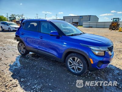 Czwarte zdjęcie samochodu z boku: 2021 KIA SELTOS LX VIN:KNDEPCAA2M7215791 - miniatura