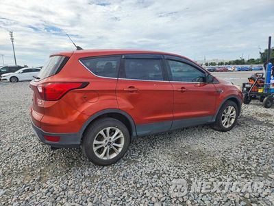 Trzecie zdjęcie samochodu z tyłu: 2019 FORD ESCAPE SE VIN:1FMCU0GD2KUA15990 - miniatura