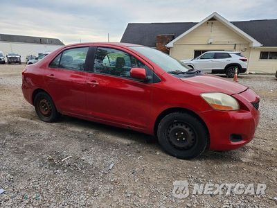 Czwarte zdjęcie samochodu z boku: 2010 TOYOTA YARIS BASE VIN:JTDBT4K35A1369107 - miniatura