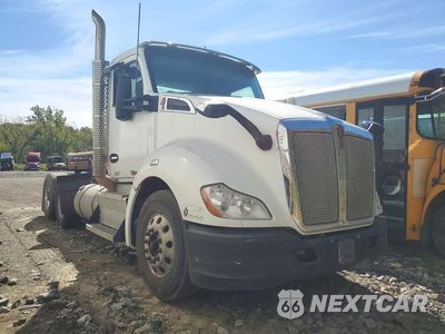 Czwarte zdjęcie samochodu z boku: 2015 KENWORTH T680 SEMI TRUCK VIN:1XKYDP9X5FJ438794 - miniatura