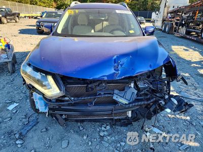 Piąte zdjęcie samochodu w środku: 2017 NISSAN ROGUE SV VIN:5N1AT2MV9HC737930 - miniatura