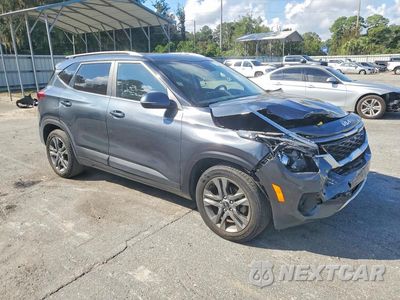 Czwarte zdjęcie samochodu z boku: 2023 KIA SELTOS S VIN:KNDEU2AA6P7395381 - miniatura