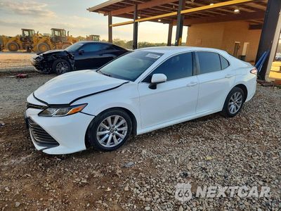 2018 TOYOTA CAMRY LE 4T1B11HK8JU071812 - główne zdjęcie licytacji z USA - miniatura