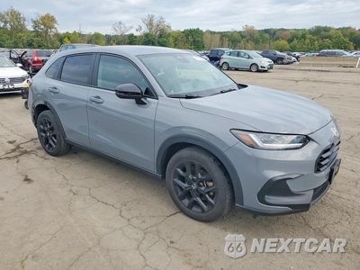 Czwarte zdjęcie samochodu z boku: 2025 HONDA HR-V SPORT VIN:3CZRZ2H5XSM729674 - miniatura