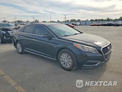 Czwarte zdjęcie samochodu z boku: 2016 HYUNDAI SONATA HYBRID SE VIN:KMHE24L14GA013166 - miniatura