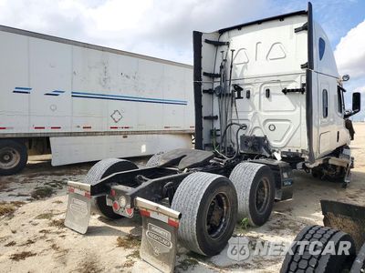 Trzecie zdjęcie samochodu z tyłu: 2024 FREIGHTLINER CASCADIA 1 - SEMI TRUCK VIN:3AKJHHDR1RSLK5186 - miniatura