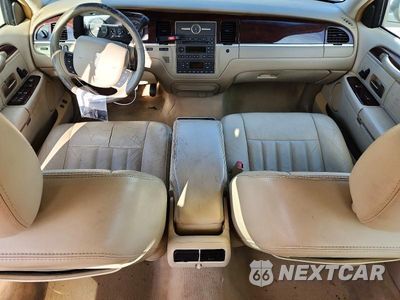 Zdjęcie 8 z 12 samochodu: 2006 LINCOLN TOWN CAR SIGNATURE VIN:1LNHM81W26Y644422 - miniatura