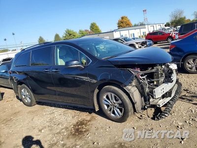 Czwarte zdjęcie samochodu z boku: 2024 TOYOTA SIENNA XLE 7-PASSENGER VIN:5TDJSKFC8RS144742 - miniatura
