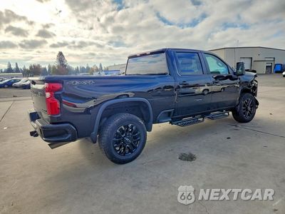 Trzecie zdjęcie samochodu z tyłu: 2025 CHEVROLET SILVERADO K2500 CUSTOM VIN:2GC4KME7XS1224389 - miniatura