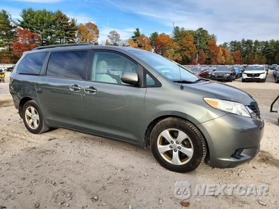 Czwarte zdjęcie samochodu z boku: 2013 TOYOTA SIENNA LE VIN:5TDKK3DCXDS396594 - miniatura