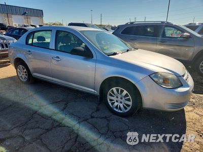 Czwarte zdjęcie samochodu z boku: 2010 CHEVROLET COBALT LS VIN:1G1AA5F5XA7209359 - miniatura