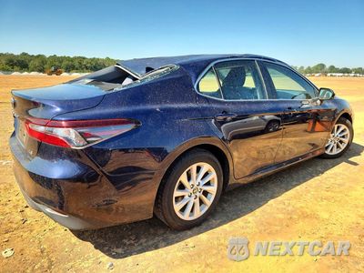 Trzecie zdjęcie samochodu z tyłu: 2022 TOYOTA CAMRY LE VIN:4T1C11AK5NU007604 - miniatura