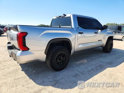 Trzecie zdjęcie samochodu z tyłu: 2025 TOYOTA TUNDRA SR5 VIN:5TFLA5AB7SX050055 - miniatura
