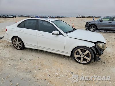 Czwarte zdjęcie samochodu z boku: 2013 MERCEDES-BENZ C 250 VIN:WDDGF4HB7DR273714 - miniatura